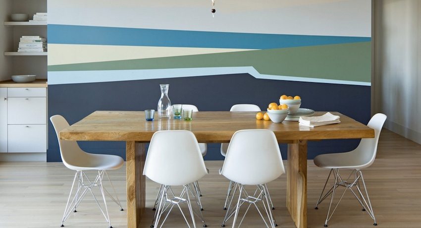 Menggunakan kertas dinding cecair di dinding di ruang makan Kertas dinding cecair DIY. Penyediaan penyelesaian yang berfungsi