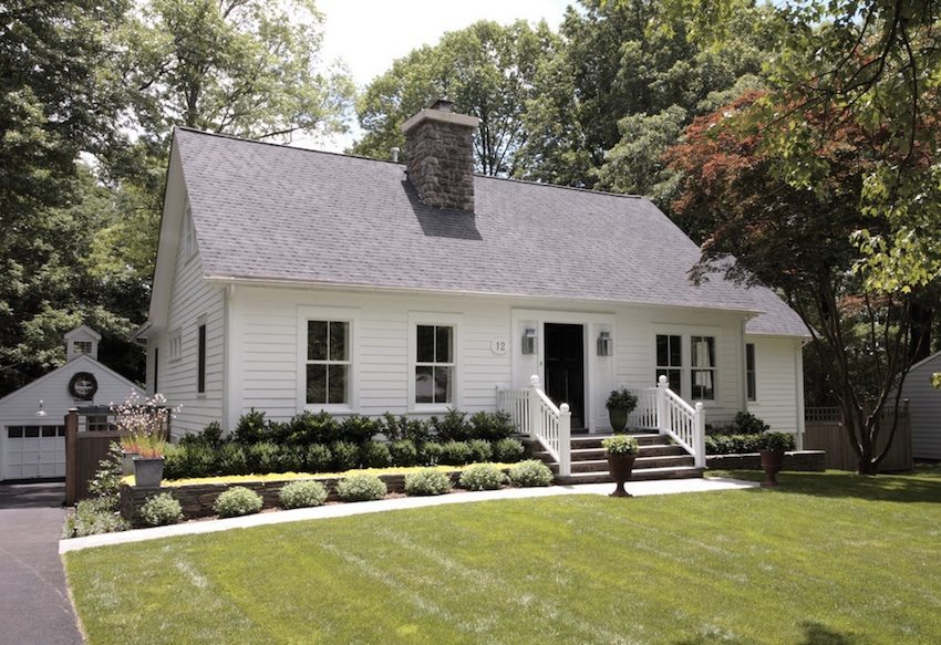 Cheminée métallique dans une structure en brique Cheminée métallique dans une structure en brique