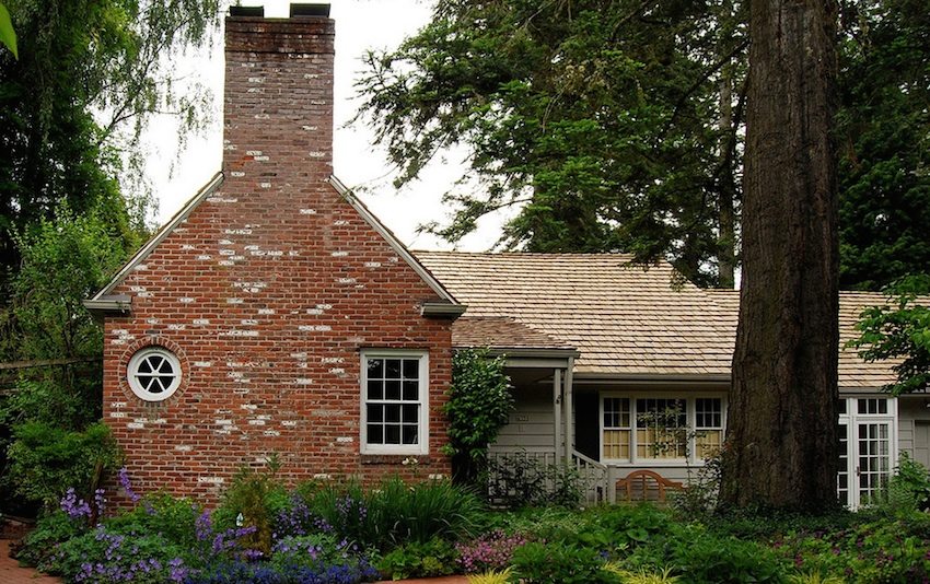 Cheminée réalisée dans le même plan que la façade Cheminée réalisée dans le même plan que la façade