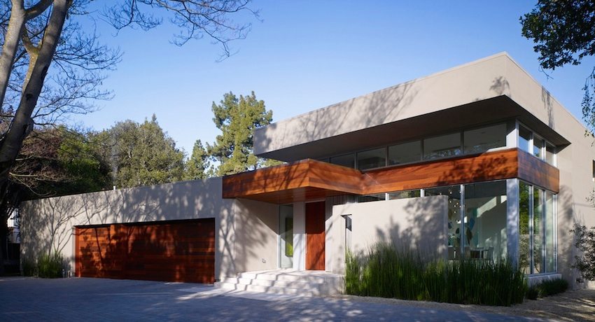 Tre baldakin over inngangen til en jevn geometrisk form Tre baldakin over inngangen til en jevn geometrisk form