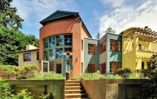 Facade paint on plaster for outdoor use: properties and types