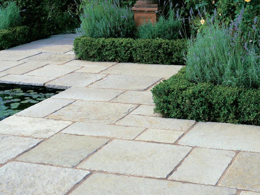 Stor stein i utformingen av stiene Stor stein i utformingen av stiene