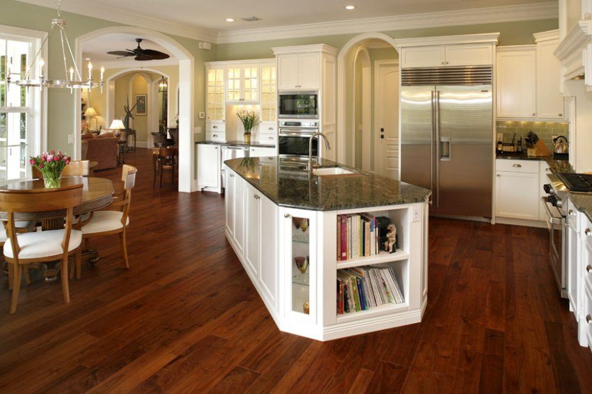 Alle åbninger i huset er dekoreret i form af buer Alle åbninger i huset er dekoreret i form af buer