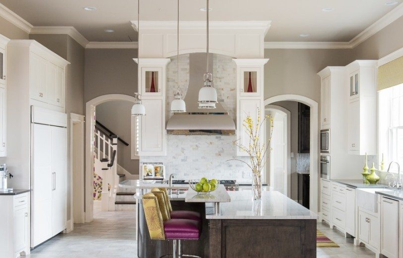 To symmetriske buede åbninger i køkkenet To symmetriske buede åbninger i køkkenet