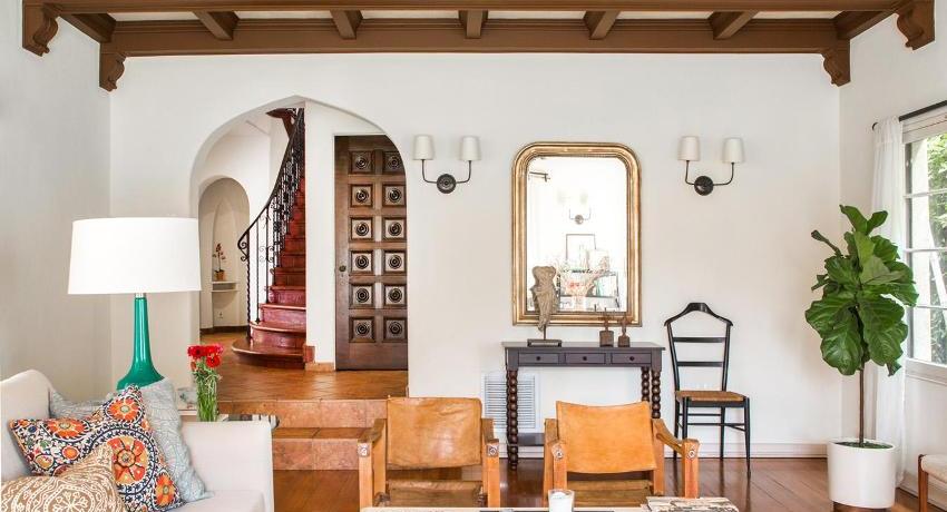 Buen i stuen er lavet i orientalsk stil Gipspladebuer. Interiørdesign fotos