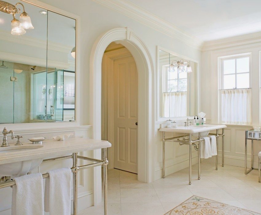 I badeværelset bruges fugtbestandig gips til at dekorere den buede åbning I badeværelset bruges fugtbestandig gips til at dekorere den buede åbning