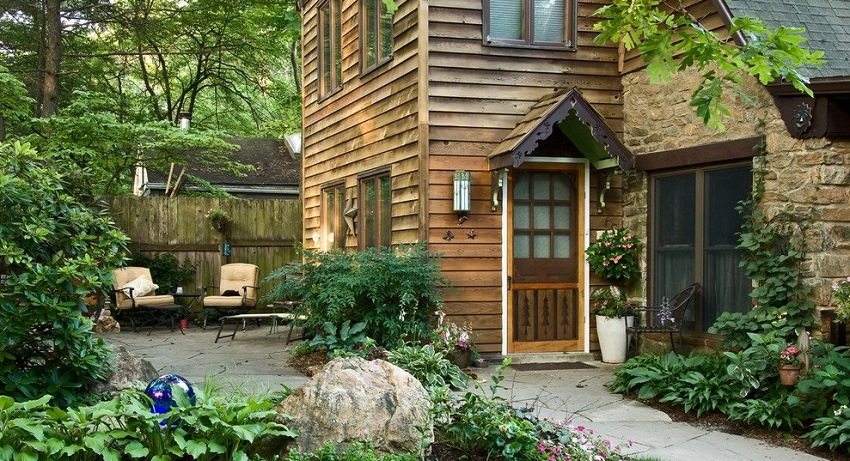 Kombinasjonen av trebekledning og naturstein ser veldig organisk ut Kombinasjonen av trebekledning og naturstein ser veldig organisk ut