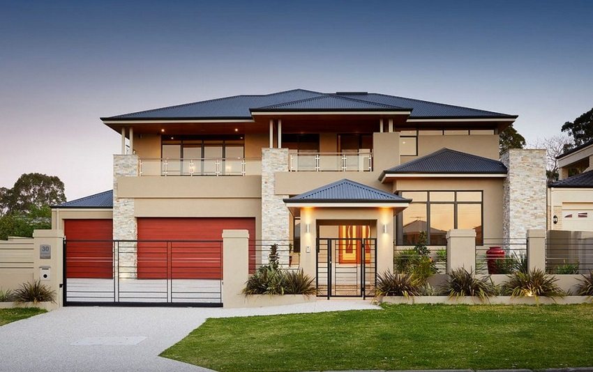 Fasadepaneler med etterligningsstein kombinert med gips i utformingen av et herregård Fasadepaneler med etterligningsstein kombinert med gips i utformingen av et herregård