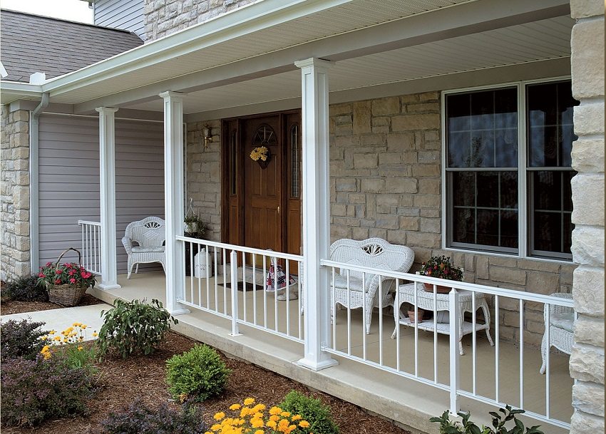 Husets fasade er dekorert med hyperpressede plater som imiterer naturstein Husets fasade er dekorert med hyperpressede plater som imiterer naturstein