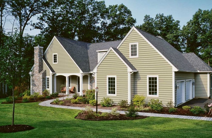 Malte metallkledninger brukes i dekorasjonen av huset. Malte metallkledninger brukes i dekorasjonen av huset.