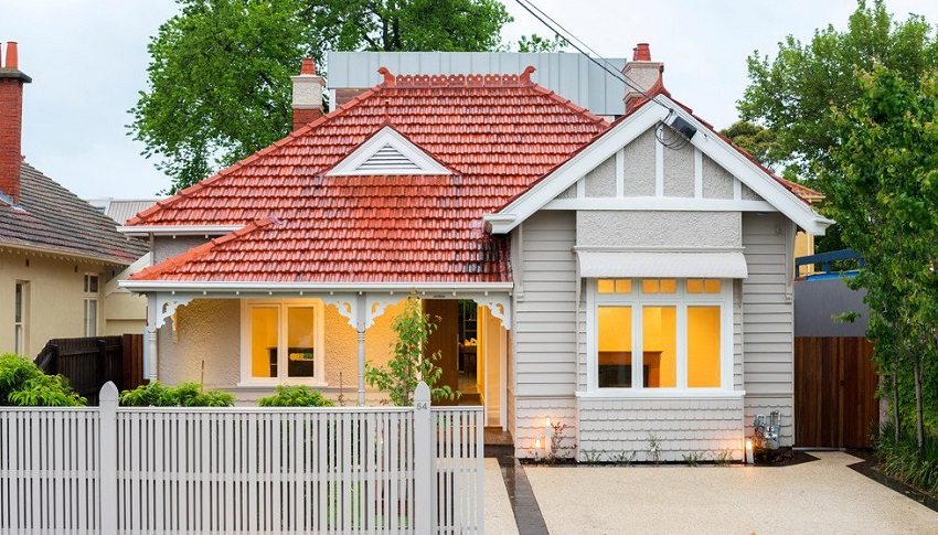 Kompakt herregård foret med hvit sidespor Kompakt herregård foret med hvit sidespor