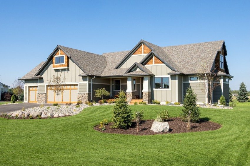 Къщата е покрита с изолация и обшита с сайдинг Къщата е покрита с изолация и обшита с сайдинг