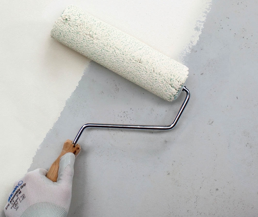 Painting the facade with a roller Painting the facade with a roller