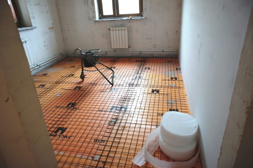 Postavljanje armaturne mreže preko pjene Postavljanje armaturne mreže preko pjene