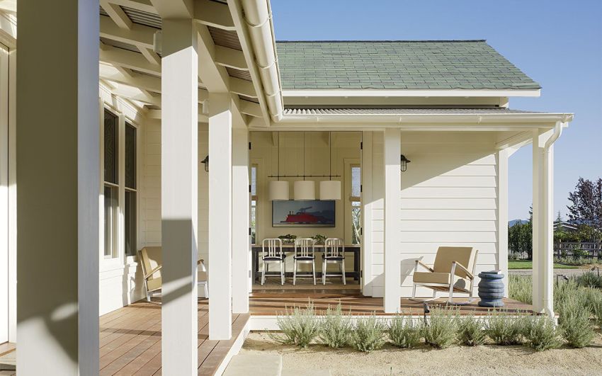 Baldakinen er utstyrt langs omkretsen av fasadens vegger Baldakinen er utstyrt langs omkretsen av fasadens vegger