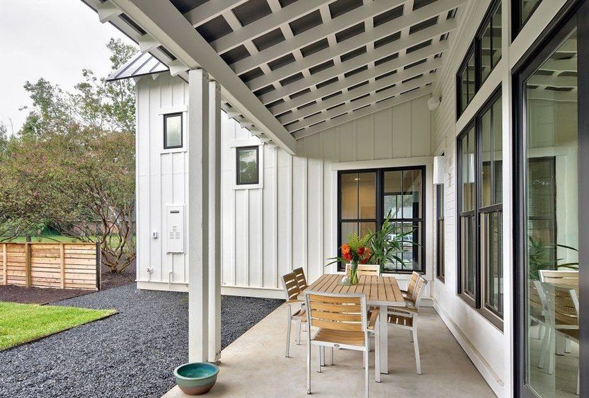 Baldakinen er bygget av tre og malt med hvit fasademaling Baldakinen er bygget av tre og malt med hvit fasademaling