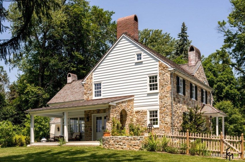 Et lite baldakin over inngangen er dekket av metallplater Et lite baldakin over inngangen er dekket av metallplater