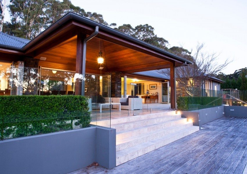 Komfortable lenestoler kan plasseres under en trehimmel for å slappe av om sommeren Komfortable lenestoler kan plasseres under en trehimmel for å slappe av om sommeren