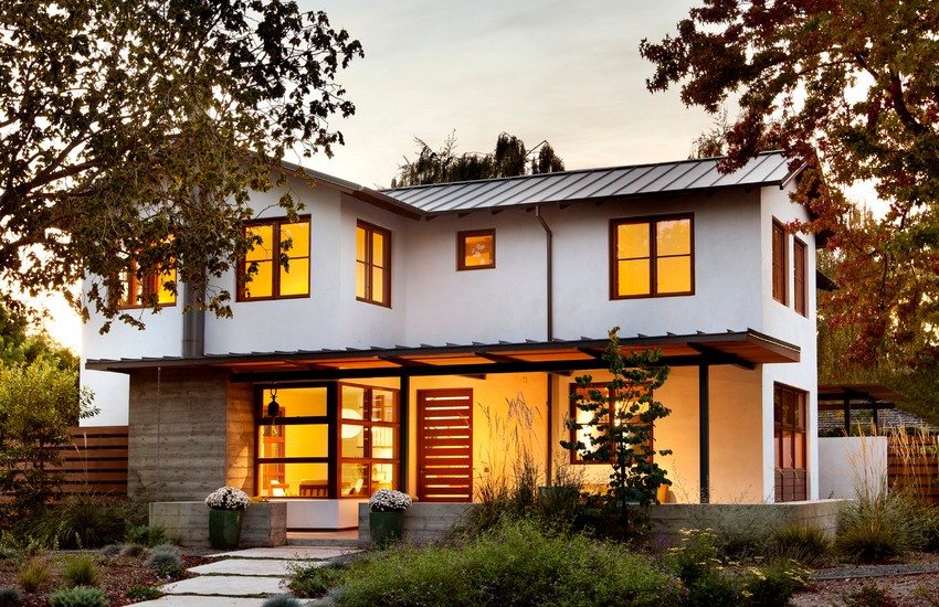 Baldakinen er bygget med tre, profilert og metallplate Baldakinen er bygget med tre, profilert og metallplate