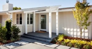 kryljco-s-kozyrjkom-v-chastnom-dome-13