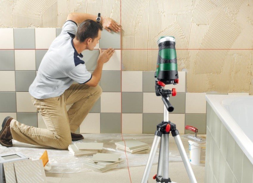 Folosirea unui nivel laser atunci când puneți plăci Folosirea unui nivel laser atunci când puneți plăci