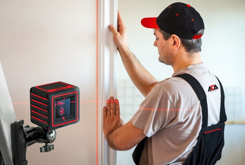 Instalarea garniturilor de ușă folosind un nivel Instalarea garniturilor de ușă folosind un nivel