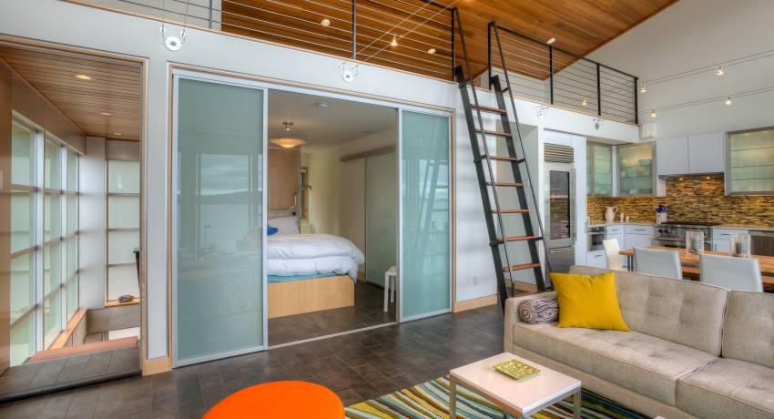 Soverommet er skilt fra hovedrommet med skyvedører i glass Innvendige romdører, bilder av forskjellige design