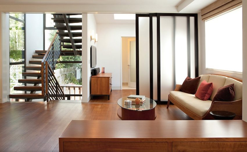 Hengslede skyvedører laget av frostet glass i stuen Hengslede skyvedører laget av frostet glass i stuen