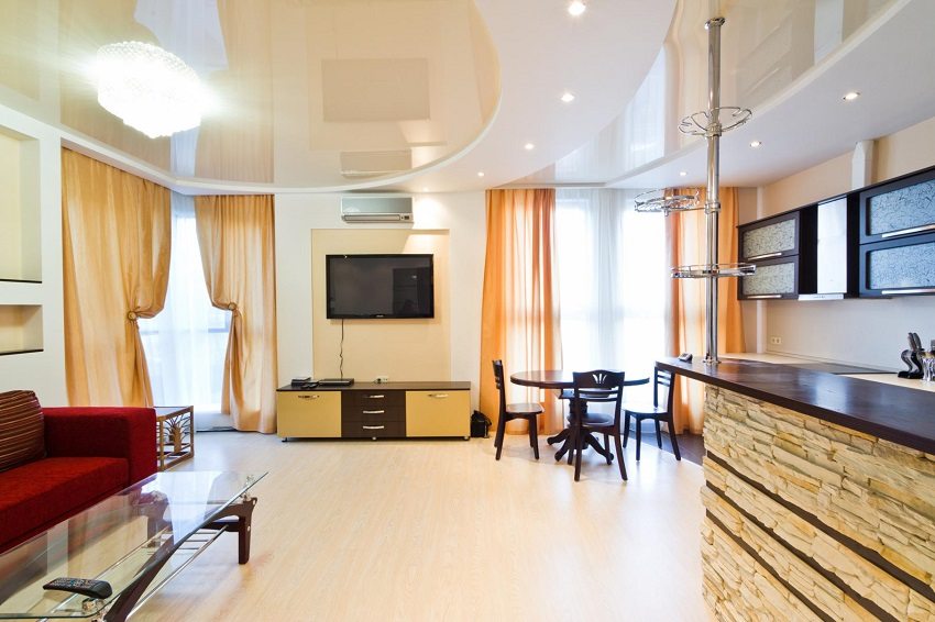 Dwupoziomowe sufity napinane w nowoczesnym salonie Dwupoziomowe sufity napinane w nowoczesnym salonie