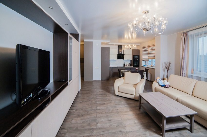 Biały, bezszwowy sufit napinany w salonie Biały, bezszwowy sufit napinany w salonie