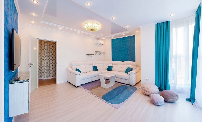 Połączenie matowej i błyszczącej powierzchni sufitu napinanego wygląda bardzo stylowo Połączenie matowej i błyszczącej powierzchni sufitu napinanego wygląda bardzo stylowo