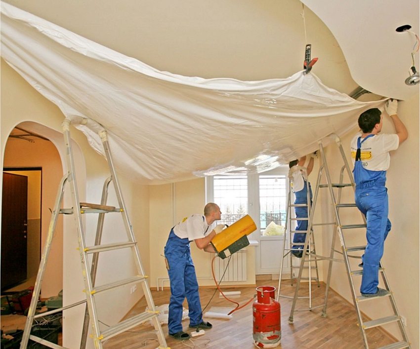 Prace przy montażu sufitów napinanych są wykonywane szybko i czysto Prace przy montażu sufitów napinanych są wykonywane szybko i czysto