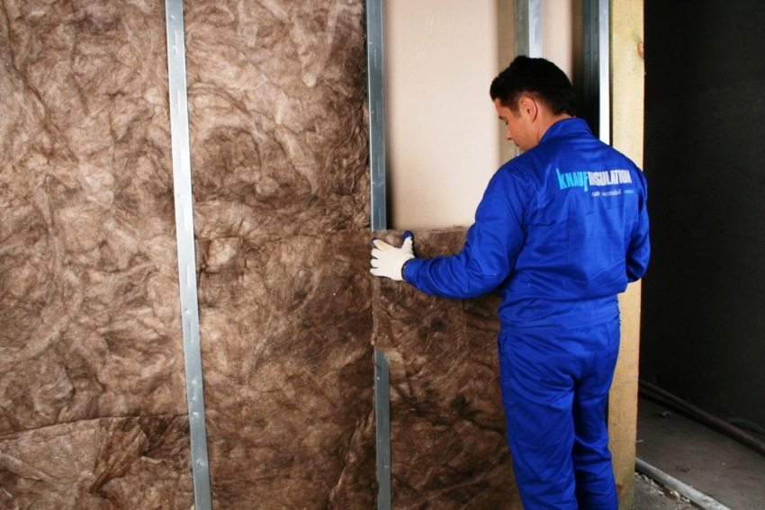 Instalarea izolației într-un cadru realizat din profile metalice Instalarea izolației într-un cadru realizat din profile metalice