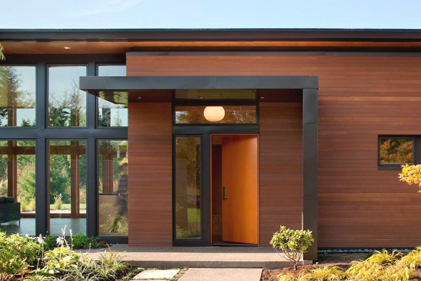 Г-образната козирка над верандата е облицована с порцеланови каменни изделия Г-образната козирка над верандата е облицована с порцеланови каменни изделия