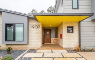 Một tán cây trên hiên của một ngôi nhà riêng. Hình ảnh các giai đoạn làm việc