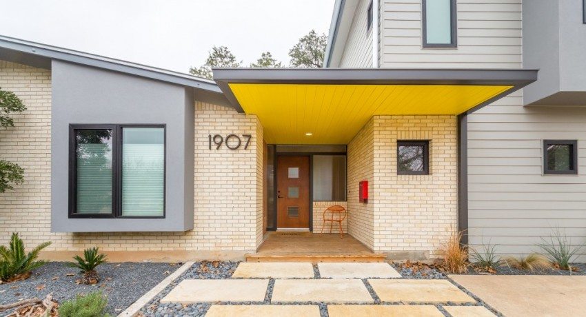 Дървеният сенник над верандата е боядисан в ярко жълто Сенник над верандата на частна къща. Снимки на етапи на работа