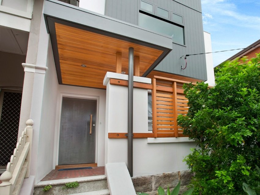 Сенникът е в непосредствена близост до стените и е снабден с допълнителна метална опора Сенникът е в непосредствена близост до стените и е оборудван с допълнителна метална опора