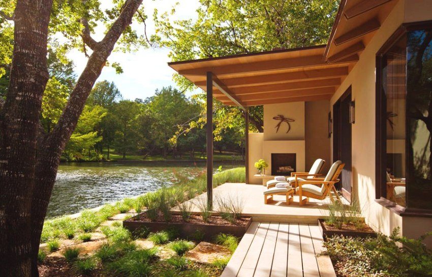 Сенник над верандата, изработен от дърво, е допълнен с U-образна опора Сенник над верандата, изработен от дърво, е допълнен с U-образна опора