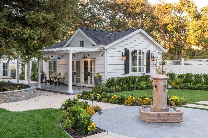 Дървен сенник, прикрепен към къщата Дървен сенник, прикрепен към къщата