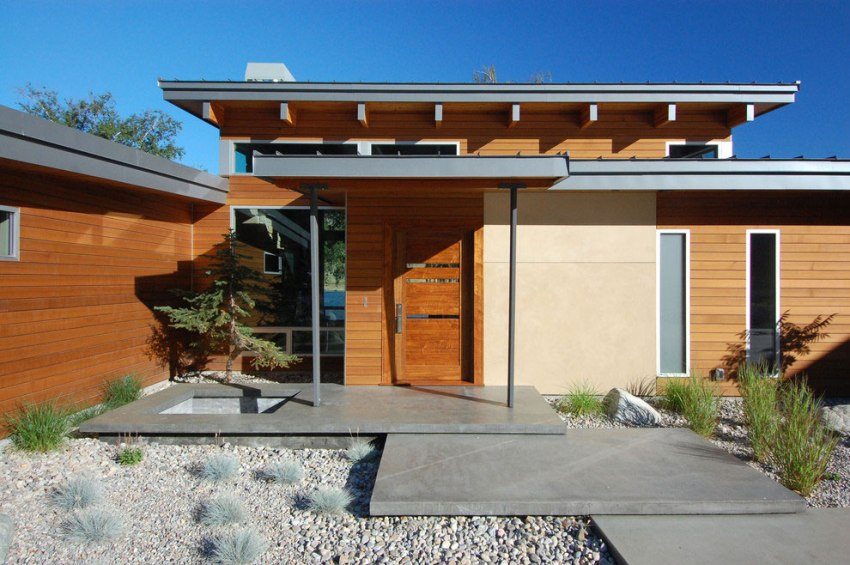 Малка тента над верандата на модерна къща Малка тента над верандата на модерна къща