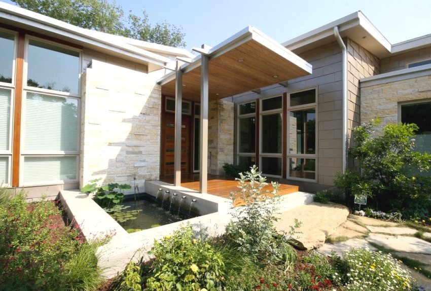 В навеса над верандата са монтирани прожектори В навеса над верандата са монтирани прожектори