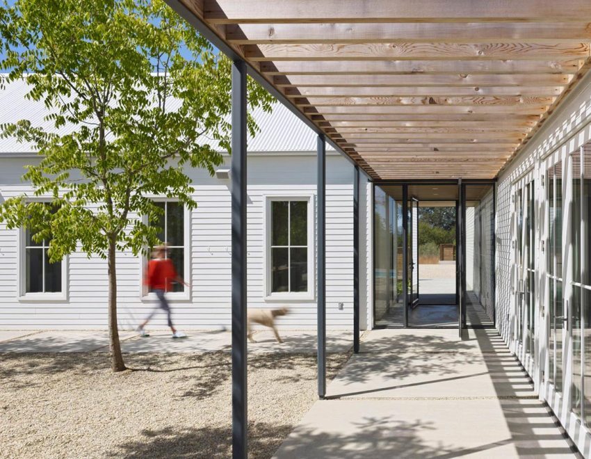 Baldakin af metalprofil og træ Baldakin af metalprofil og træ