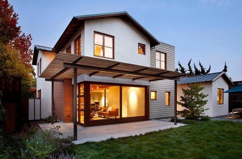 En lille baldakin over det åbne område ved siden af huset En lille baldakin over det åbne område ved siden af huset