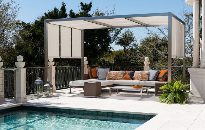 Loftet og væggene på metalbaldakinen er dækket af let stof Loftet og væggene på metalbaldakinen er dækket af let stof