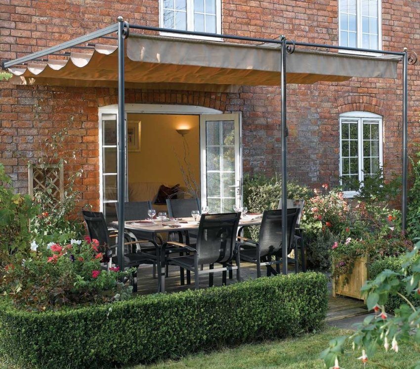 Om sommeren kan du udstyre en spiseplads under en lys baldakin Om sommeren kan du udstyre en spiseplads under en lys baldakin