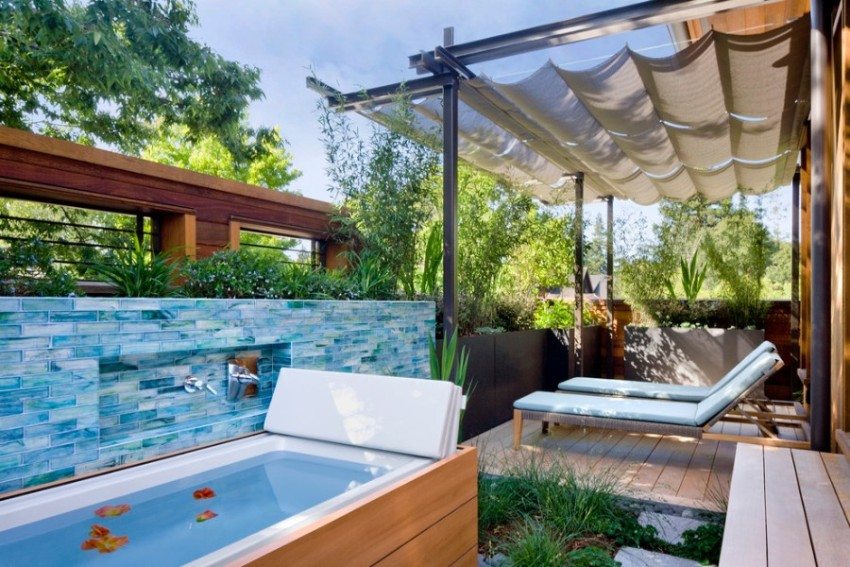 Et baldakin fra en metalprofil i baghaven i et sommerhus Et baldakin fra en metalprofil i baghaven i et sommerhus