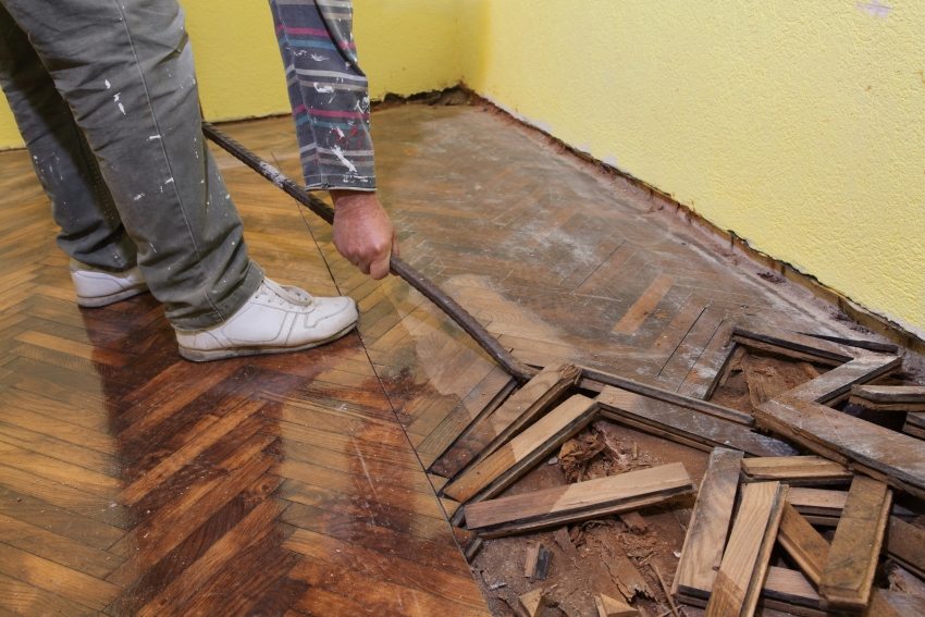 Với độ mài mòn cao, sàn gỗ cũ phải được tháo dỡ hoàn toàn Với độ mài mòn cao, sàn gỗ cũ phải được tháo dỡ hoàn toàn