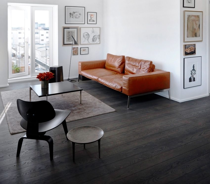 Sàn gỗ tối màu nổi bật trên nền tường trắng Sàn gỗ tối màu nổi bật trên nền tường trắng