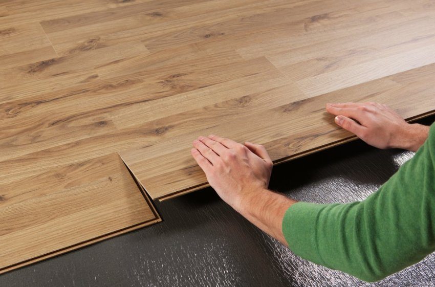 Underlaget under laminatet skal have høje fugtbeskyttende egenskaber Underlaget under laminatet skal have høje fugtbeskyttende egenskaber