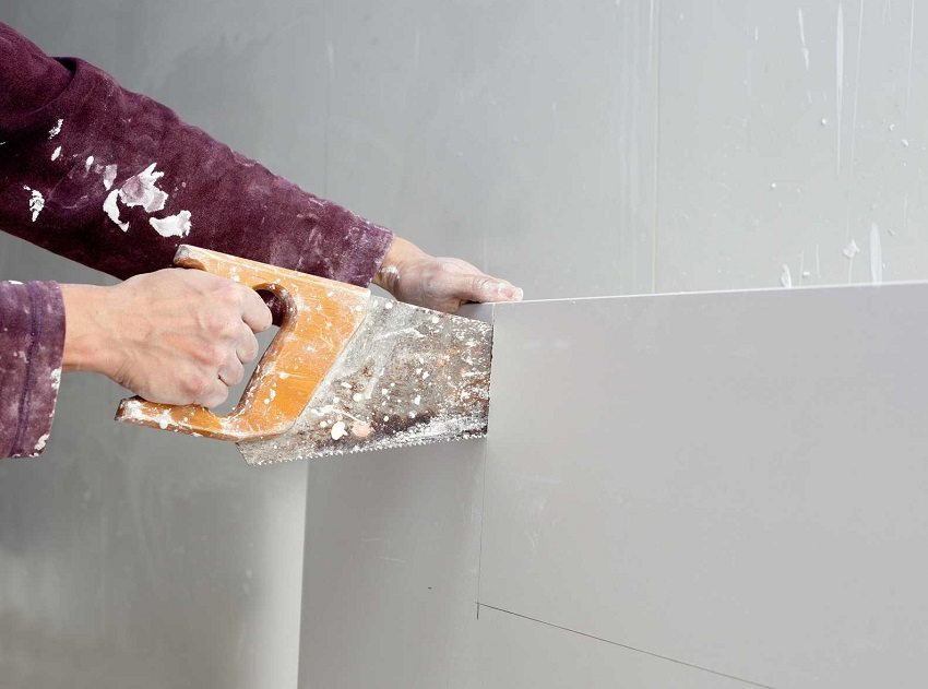 Το φύλλο γυψοσανίδας κόβεται εύκολα με ένα συμβατικό πριόνι Το φύλλο γυψοσανίδας κόβεται εύκολα με ένα συμβατικό πριόνι